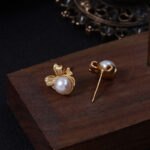 Pendientes de botón con perla de agua dulce y lazo vintage mate. Detalles.