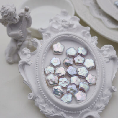 Süßwasserperlen in Blütenform mit natürlichem Silberglanz