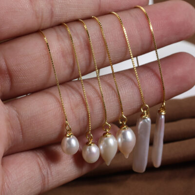 Pendientes de perla barroca con cadena de caja bañados en oro S925. Detalles.