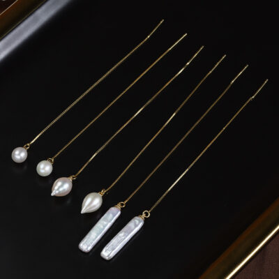 Expositor de pendientes de perla barroca con cadena de caja bañada en oro S925