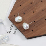 Pendientes de plata 925 con perlas de agua dulce barrocas. Detalles.