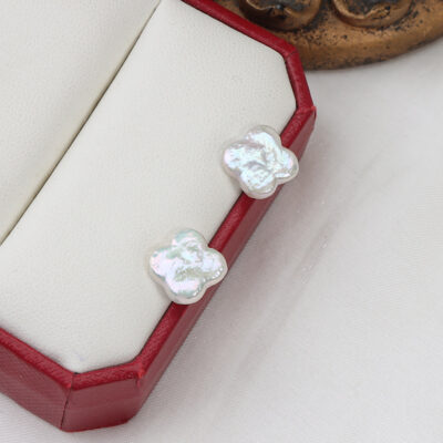 Boucles d'oreilles à tige en argent S925 et perles d'eau douce avec trèfle