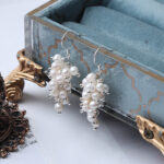 Pendientes colgantes de plata S925 con perla de agua dulce y uva. Detalles.