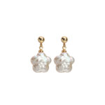 Pendientes de plata de ley 925 con perla de agua dulce y flor de ciruelo. Detalles.