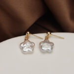 Pendientes de plata de ley 925 con perla de agua dulce y flor de ciruelo. Detalles.