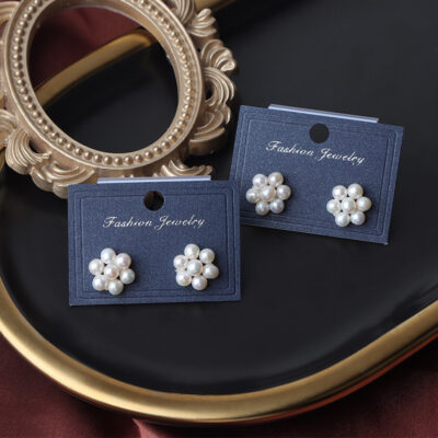 Pendientes de plata de ley S925 con forma de flor y perlas de agua dulce. Detalles.
