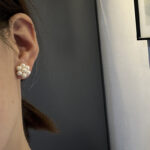 Pendientes de plata de ley S925 con forma de flor y perlas de agua dulce. Detalles.