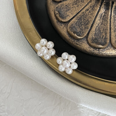 Pendientes de plata de ley S925 con flor y perlas de agua dulce y detalles