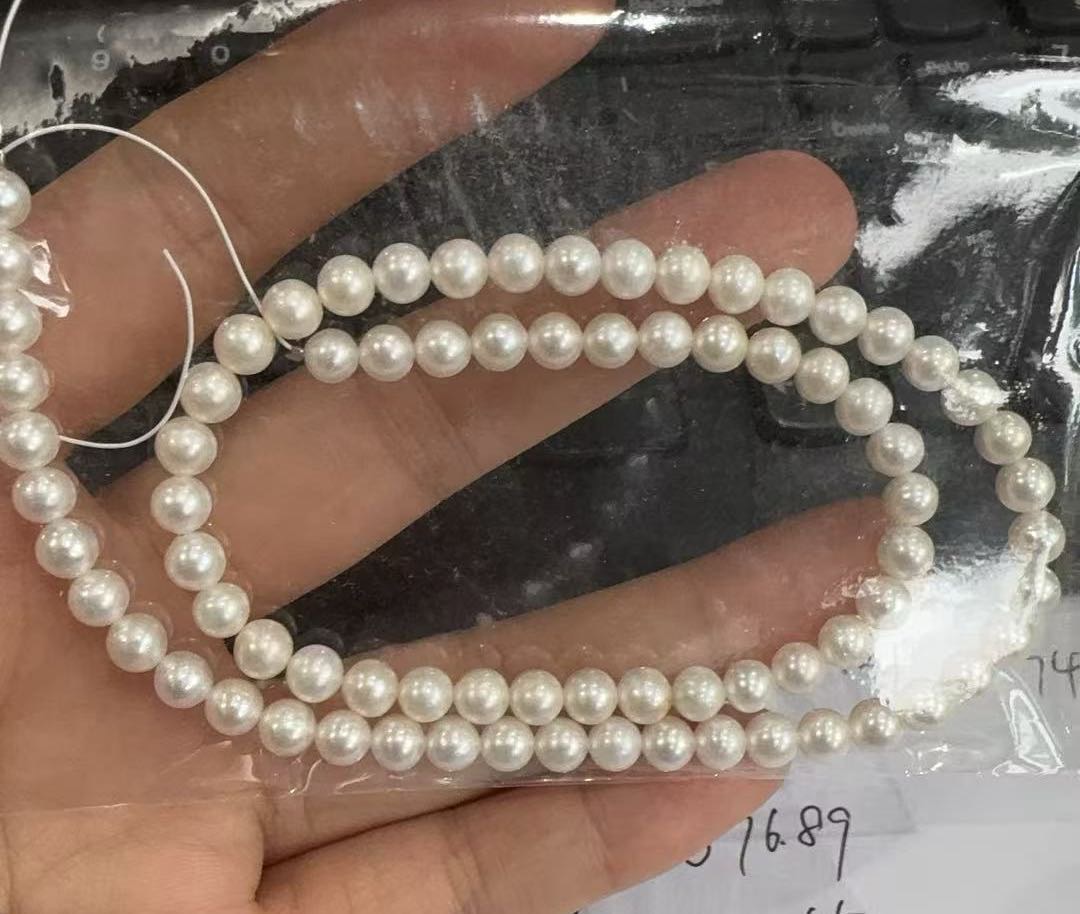 Revue photo des perles d'eau douce naturelles rondes sans noyau de 5 à 5,5 mm