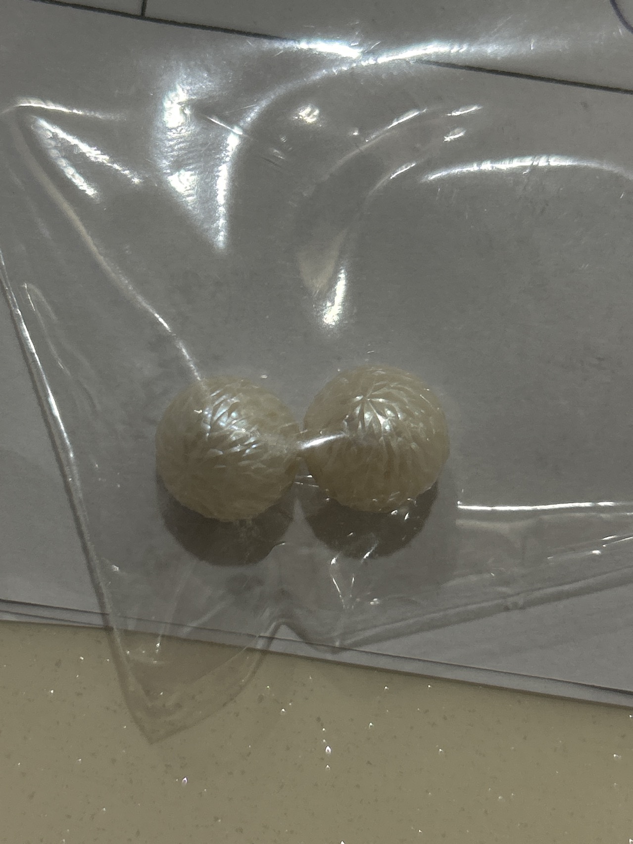 Reseña fotográfica de una perla de agua dulce tallada de 10-12 mm con patrón de escamas de dragón.