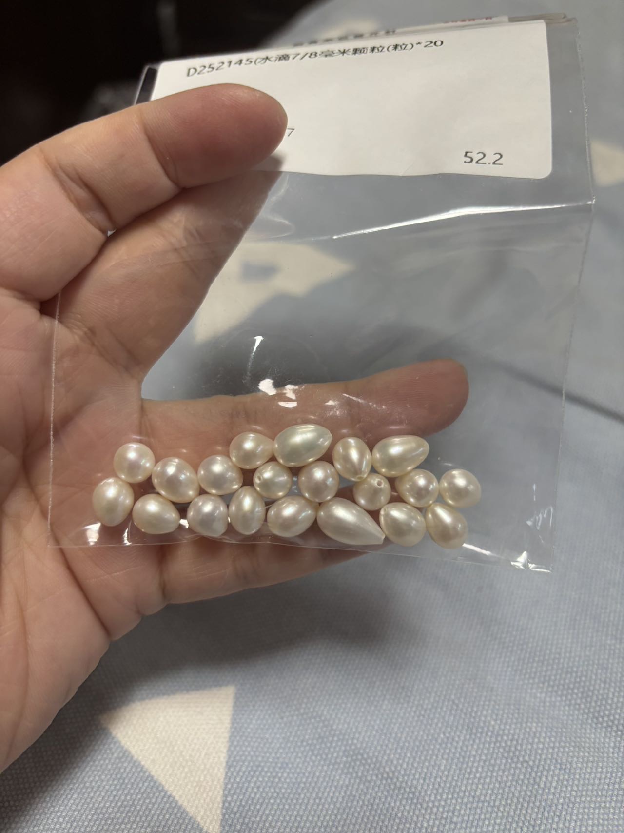 Reseña fotográfica de una perla de agua dulce en forma de lágrima fina de 7 mm