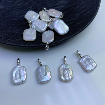 Anhänger aus 925er Silber mit naturweißen, quadratischen Perlen