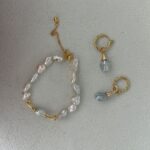 Conjunto de collar de perlas de agua dulce con monedas irregulares chapadas en oro de 18 quilates.