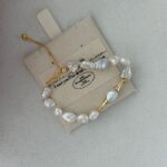 Collar de perlas de agua dulce con monedas irregulares chapado en oro de 18 quilates (mostrar en la mano)