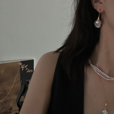 Boucles d'oreilles hautes baroques en argent plaqué or 8 carats et perles