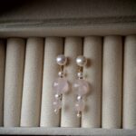 Boucles d'oreilles Edison en argent 925 avec perles et cristaux roses. Détails inclus.