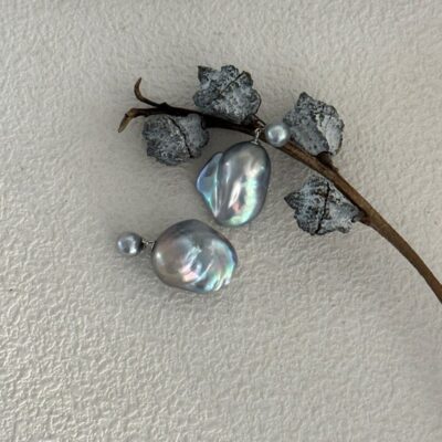 Boucles d'oreilles Akoya à clous gris baroque en perles d'eau douce
