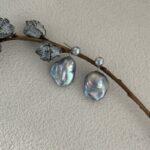 Akoya-Ohrstecker, grau, barock, Süßwasserperle, Details