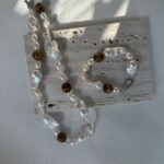 Détails du collier de perles d'ambre et de perles baroques