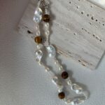 Présentoir à colliers de perles d'ambre et de perles baroques