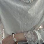 Présentoir de collier de perles d'ambre et de perles baroques