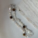 Collier de perles d'ambre et de perles baroques - Vue de face
