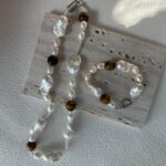 Collier de perles d'ambre et de perles baroques avec détails apparents