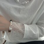 Collier de perles d'ambre et de perles baroques sur présentoir