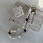 Défilé de colliers de perles d'ambre et de perles baroques