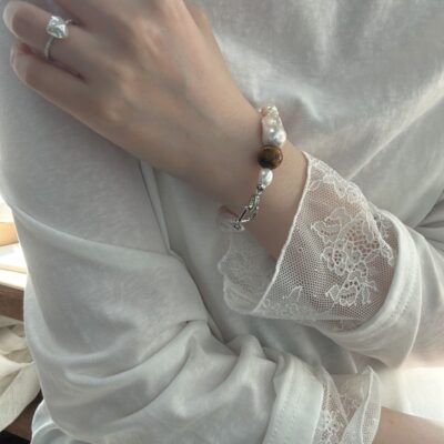 Présentoir latéral pour collier de perles d'ambre et de perles baroques