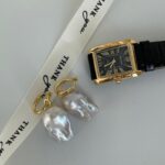 Pendientes barrocos de perlas de agua dulce con detalles chapados en oro de 18 quilates
