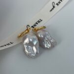 Pendientes barrocos de perlas de agua dulce con forma de gota, chapados en oro de 18 quilates. Detalles a mostrar.