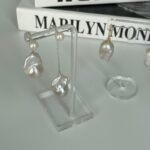 Pendientes barrocos de perlas de agua dulce con colgante, chapados en oro de 18 quilates.