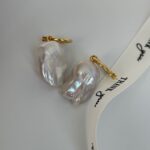 Pendientes barrocos de perlas de agua dulce con detalles chapados en oro de 18 quilates.