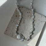 Collier de perles baroques avec pendentif disque rond