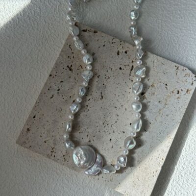 Collier de perles baroques avec pendentif disque rond