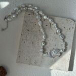 Collier baroque en perles avec pendentif disque rond - Détails - Présentation