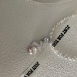 Collier pendentif baroque en perles avec détails en zircon