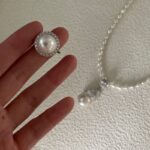 Collier pendentif en perles baroques avec détails en zircon