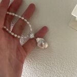 Collier pendentif baroque en perles avec détails en zircon