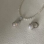 Collier pendentif baroque en perles avec zircon (vue de face)