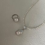 Collier pendentif baroque en perles avec détails en zircon