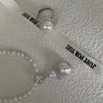 Collier pendentif baroque en perles avec accent de zircon.