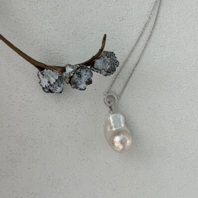 Collar con colgante de perlas barrocas y anillo de circonita