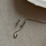 Collier pendentif baroque en perles Akoya, orné de détails en perles Akoya.