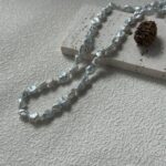 Collier de perles bleues baroques en pépites, avec détails apparents