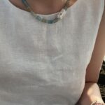 Présentoir pour collier baroque en cristal bleu et turquoise