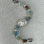 Collier baroque en cristal bleu et turquoise avec perles (présentoir frontal)