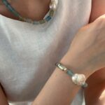Collier baroque en cristal bleu et turquoise avec perles et détails apparents