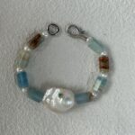 Collier baroque en cristal bleu et turquoise avec perles sur présentoir